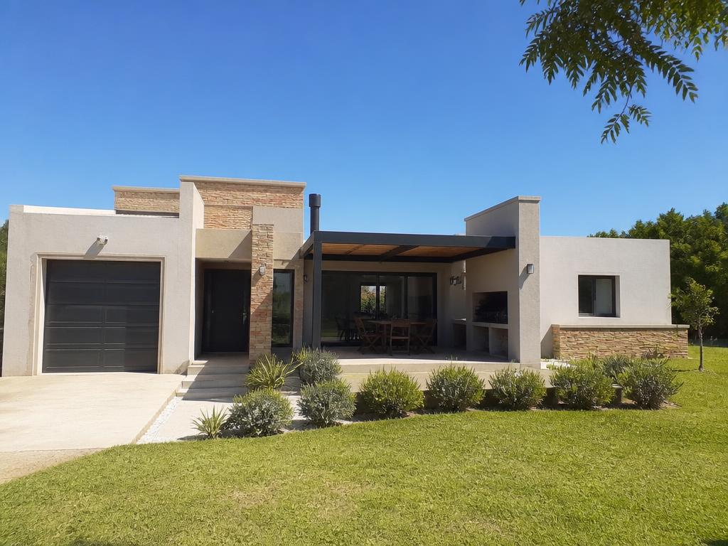 Foto de Casa de tres dormitorios con patio en Cañada Aparicio, Maldonado
